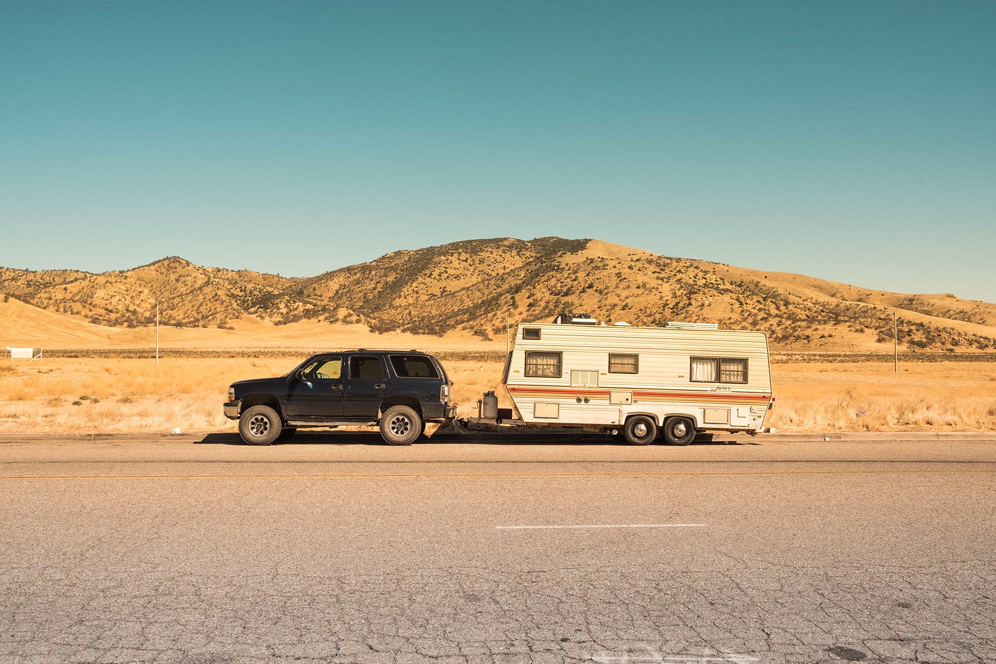caravane tractée voyage dans désert