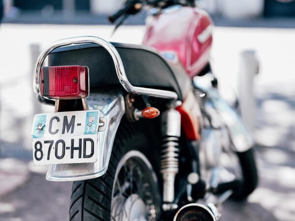 Plaque d'immatriculation pliée}